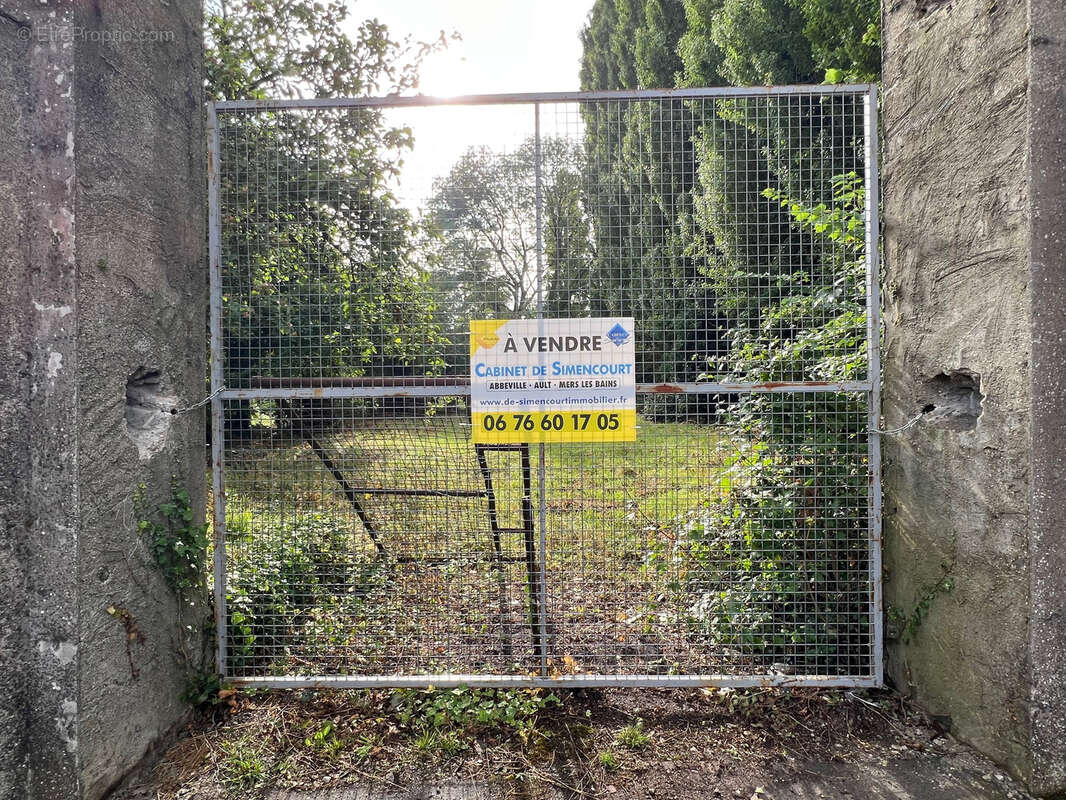 Terrain à FEUQUIERES-EN-VIMEU