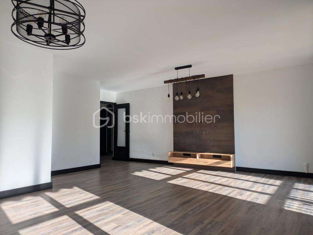 Appartement de type T4 transformé en T3 de 95 m2- Résidence sécurisée avec parc - photo 3