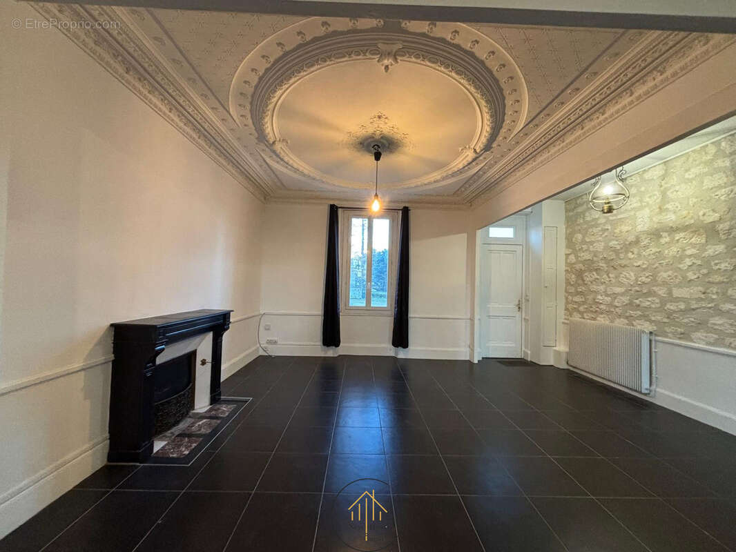 Maison à RUELLE-SUR-TOUVRE