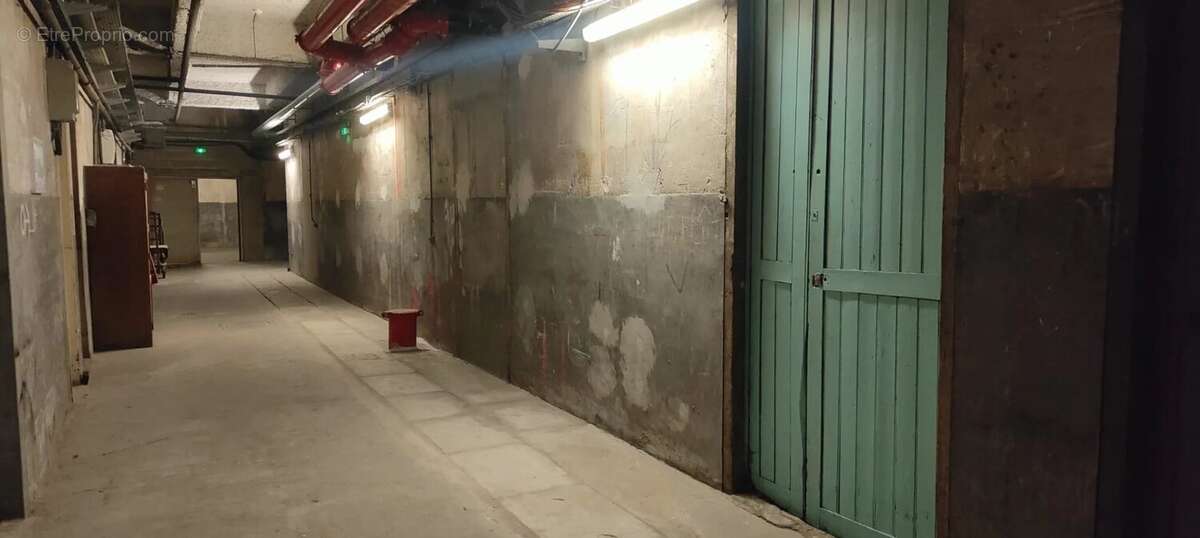 Commerce à PARIS-8E