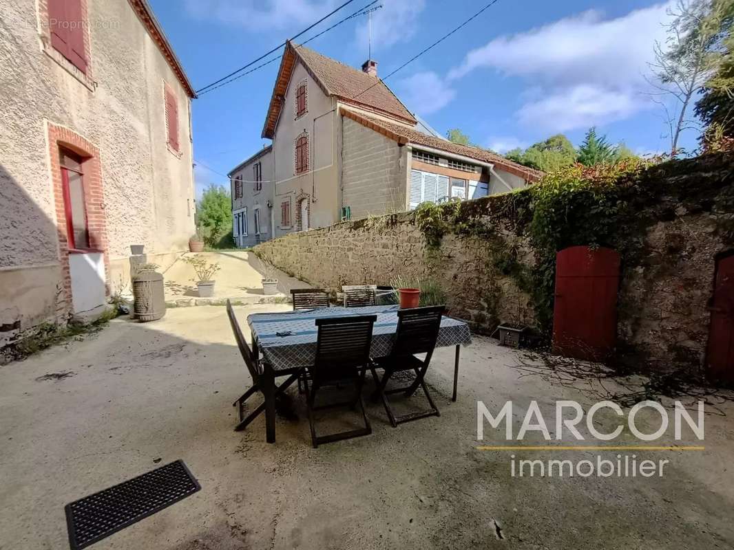 Maison à SAINT-MEDARD-LA-ROCHETTE