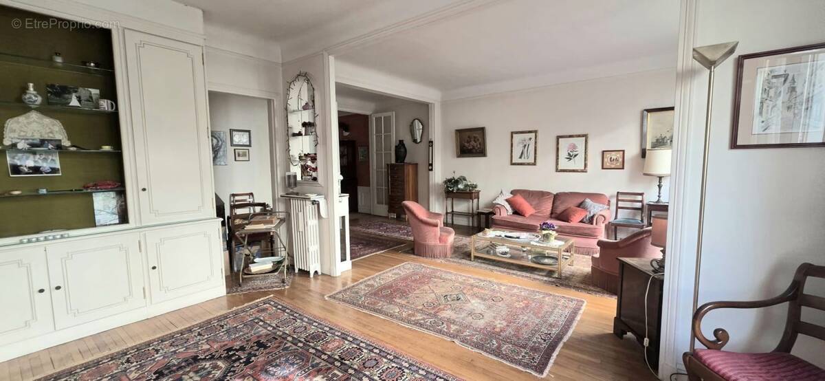 Appartement à PARIS-16E