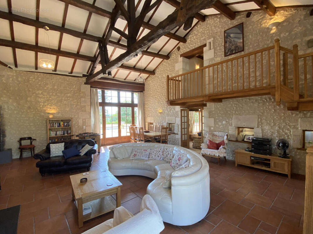 SALON - Maison à CHALAIS