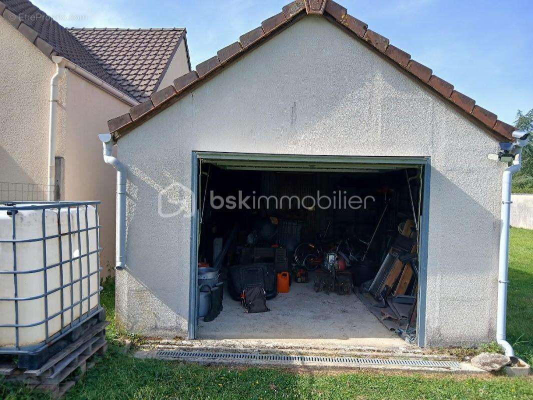Rare sur le secteur ! Magnifique terrain constructible clos de 1016 m² en plein cœur de Savins avec garage et maisonnette, 4min  - photo 2