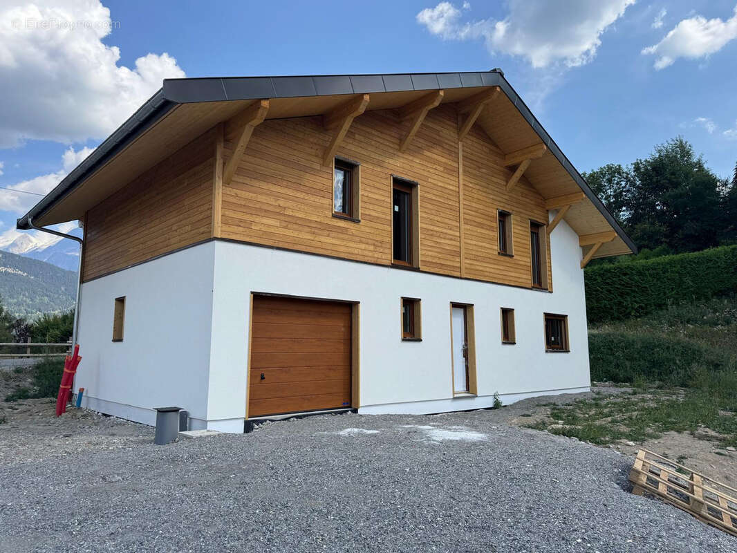 Saint Gervais Mont Blanc Chalet T5 de 147 m2 à 899 000 € frais de notaire réduits. - photo 2
