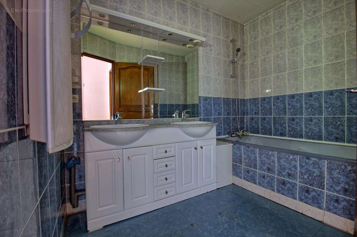 Immeuble de rapport avec 2 appartements et une maison - photo 8