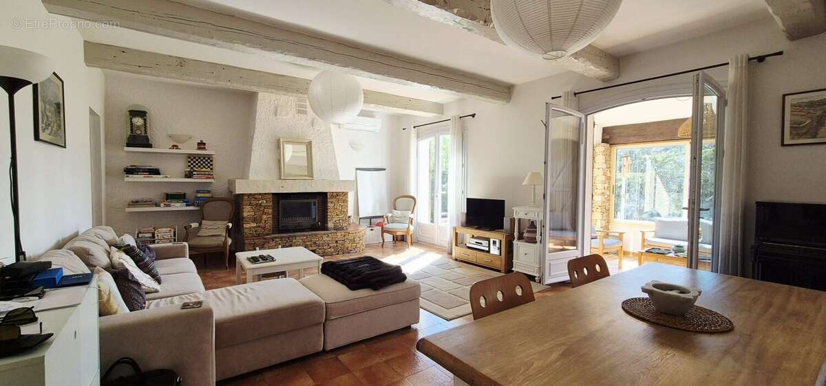 Maison à CEYRESTE