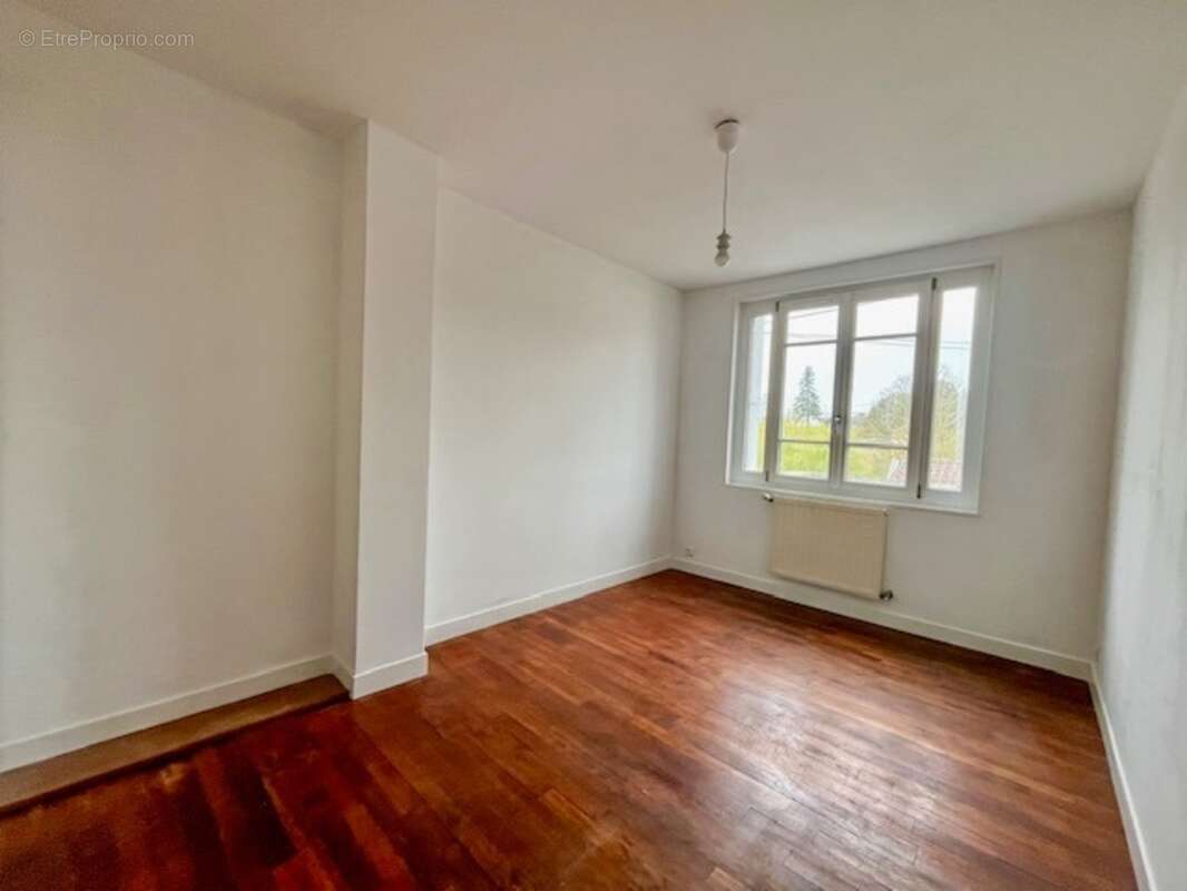Maison familiale – Centre-ville d’Airvault – 4 chambres – Jardin et dépendances - photo 8
