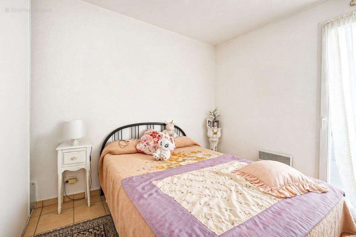 Residence de 2010 - transports - piscine - terrasse de 12m² - photo 6