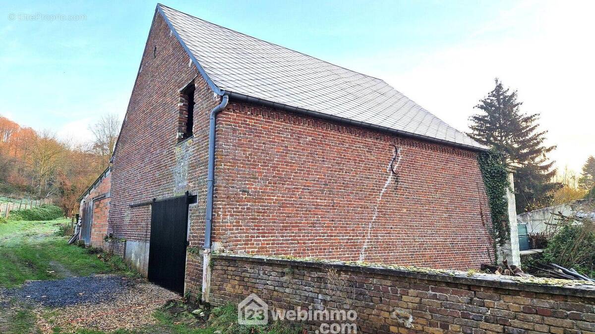 Grange d'une surface de 100 m² - Maison à CREPY
