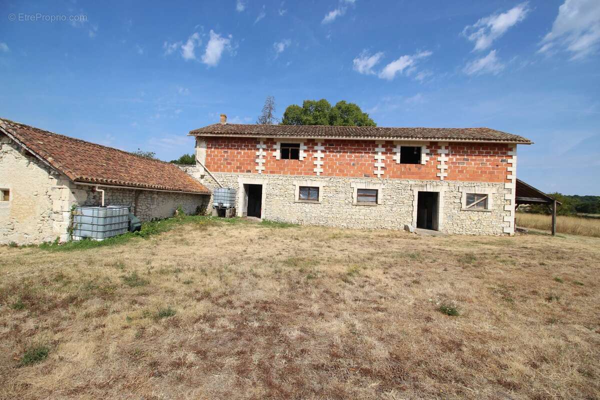 Ancien moulin rénové comprenant quatre chambres, un grand jardin, une piscine et une grange - photo 19
