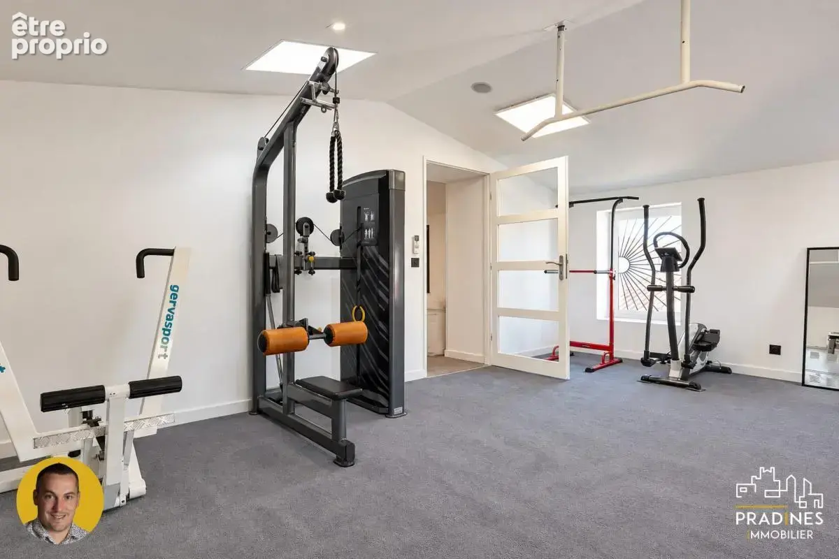 ? soucieu-en-jarrest : maison familiale rénovée de 221 m² - photo 22