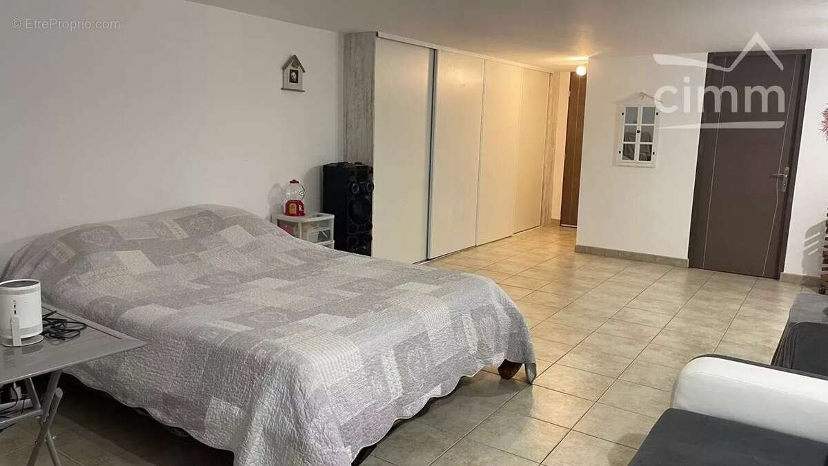 Maison individuelle rénovée avec jardin, vue dégagée et prestations de qualité - photo 13
