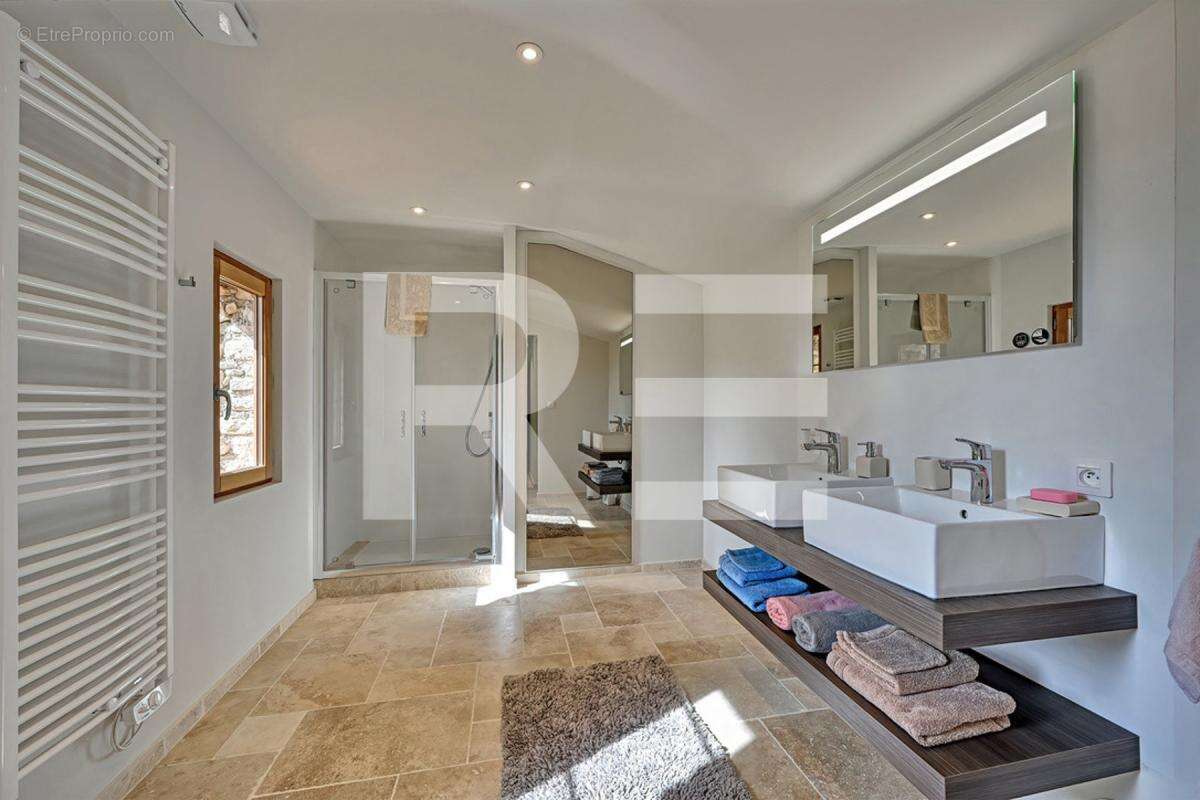 Maison à LA ROQUE-SUR-CEZE