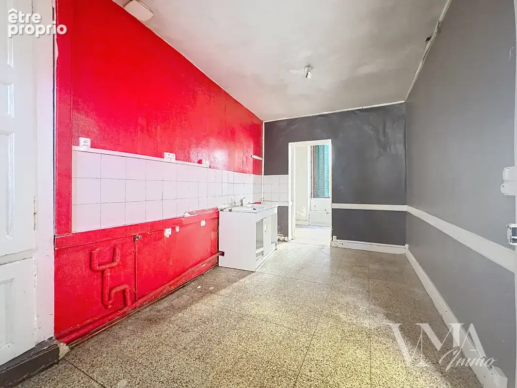 L'Arbresle, rue Pierre Brossolette : maison de village à rénover de 96,81 m2, 3 chambres, vendue libre - photo 3