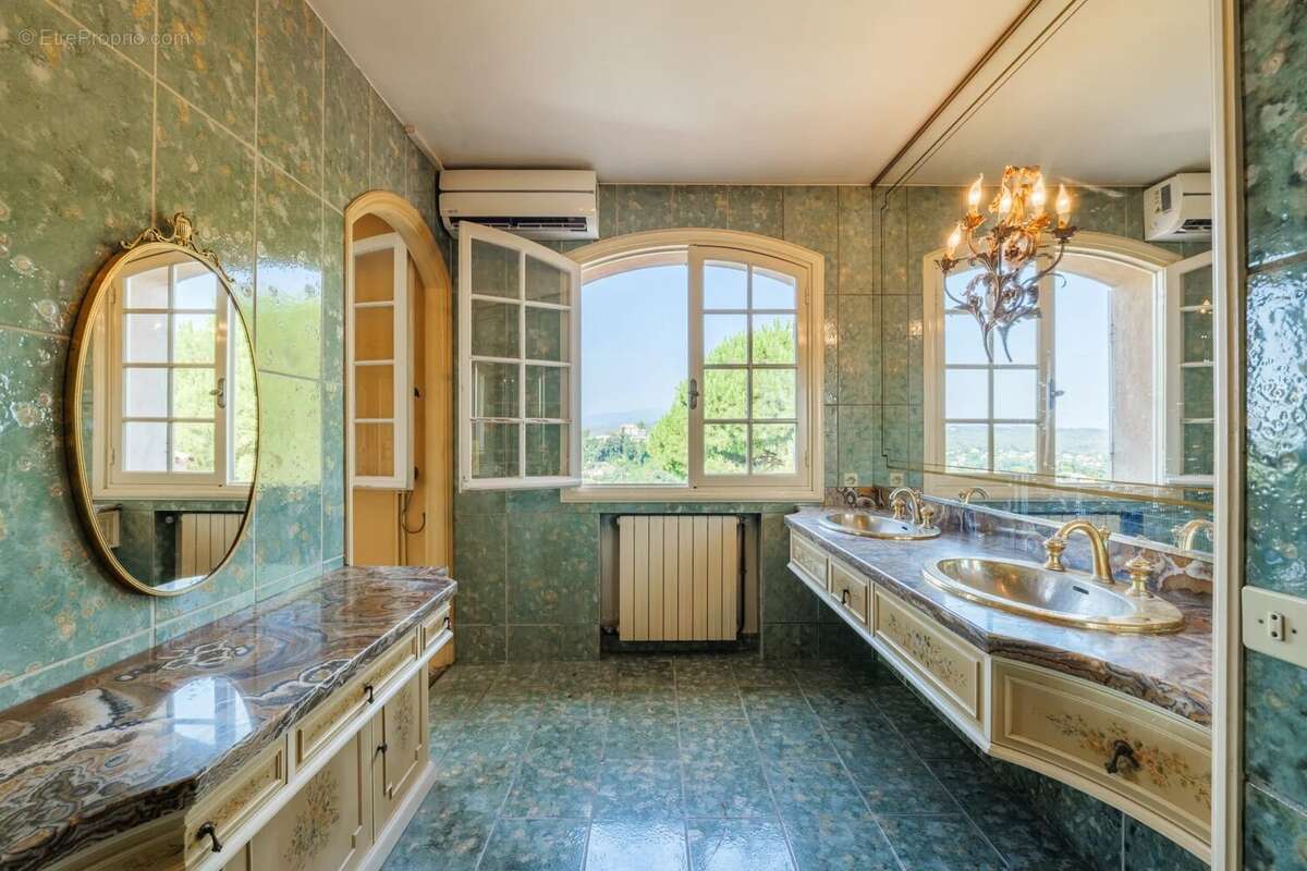 À vendre – Spacieuse villa familiale avec piscine à Saint-Paul de Vence - photo 20