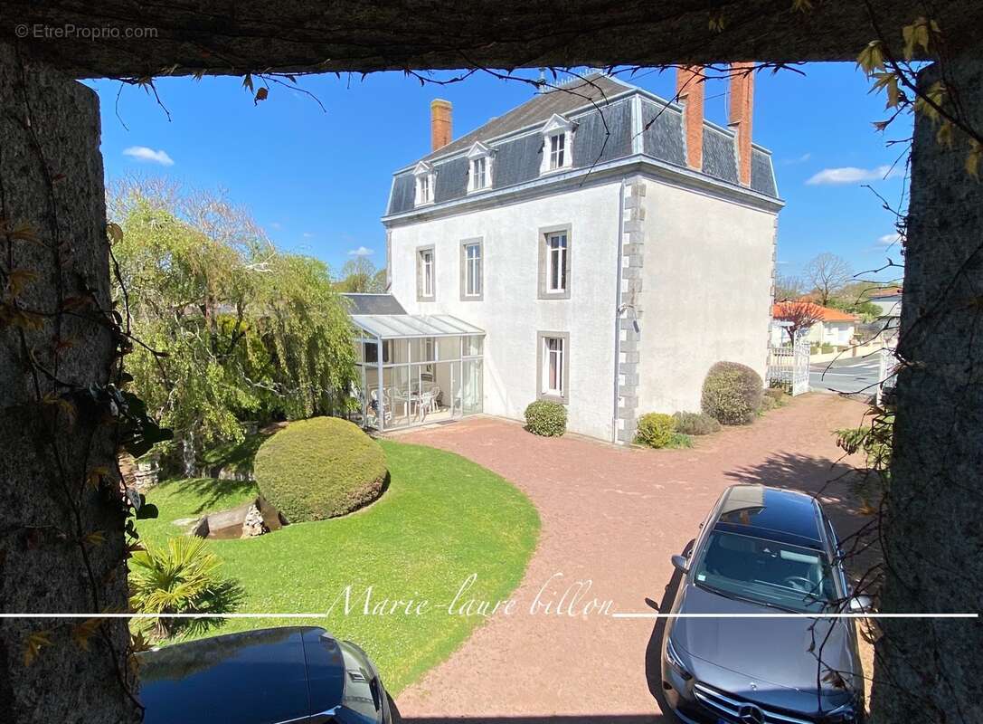 Dpt Deux Sèvres (79), à vendre NUEIL LES AUBIERS maison bourgeoise de 222 m² + dépendances et terrain de 1 041 m² - photo 2