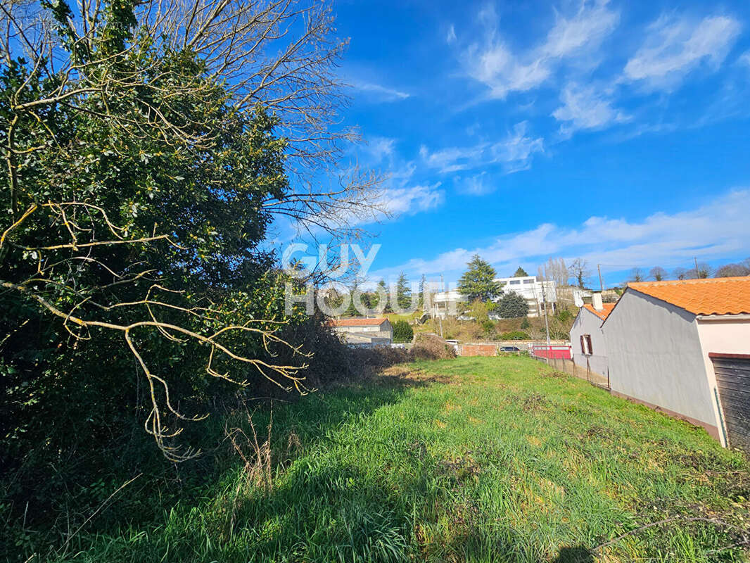 Terrain à FONTENAY-LE-COMTE