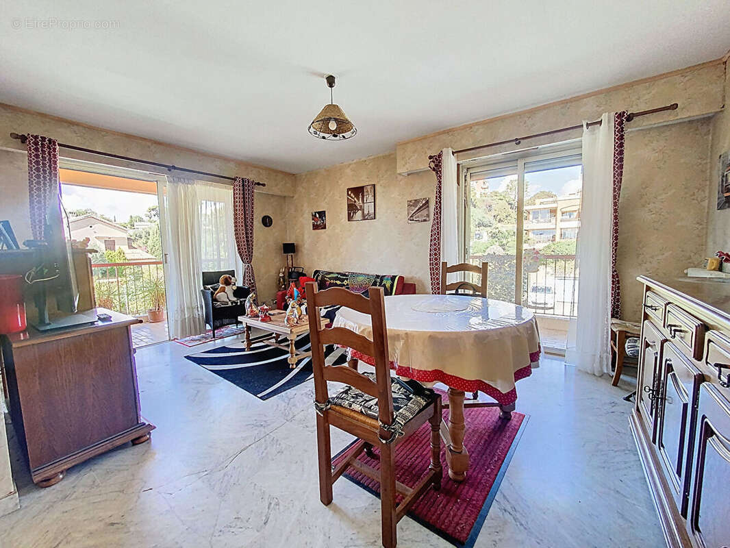 Appartement à SAINT-LAURENT-DU-VAR