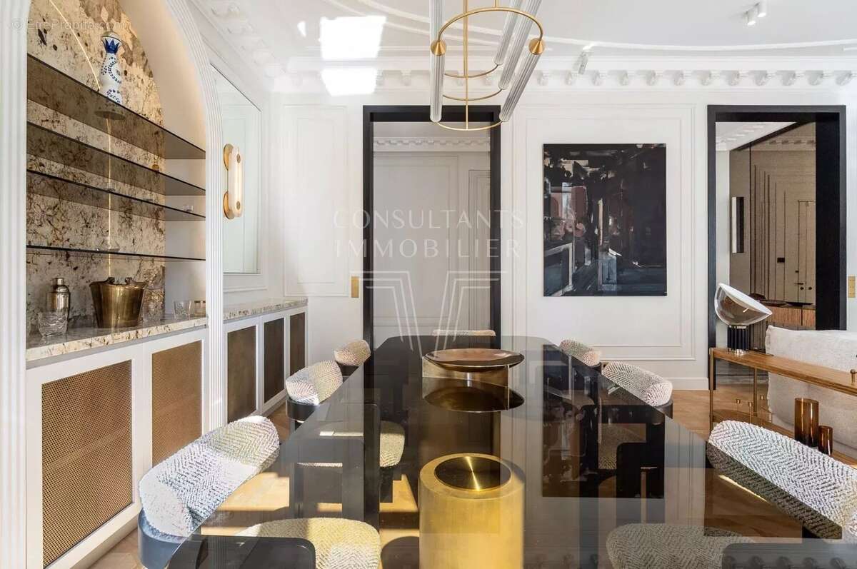 Appartement à PARIS-16E