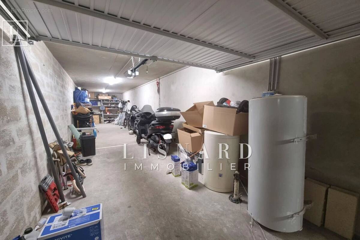 Parking à VALLAURIS