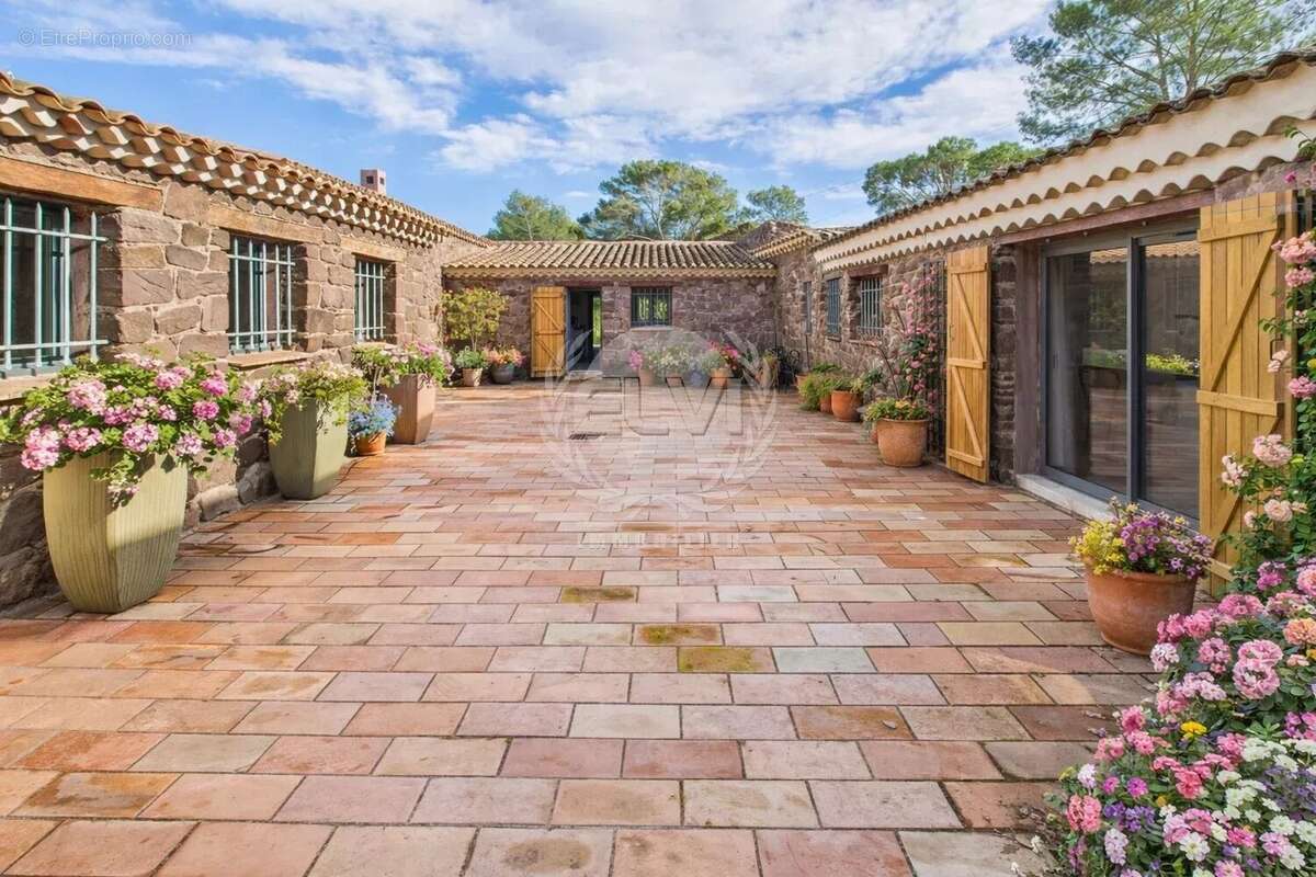 Maison à ROQUEBRUNE-SUR-ARGENS