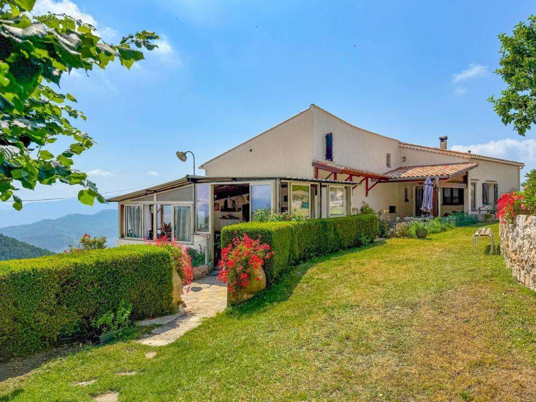 Bâtisse de 180,30 m², 3 appartements + Terrain 34 443 m² - photo 24