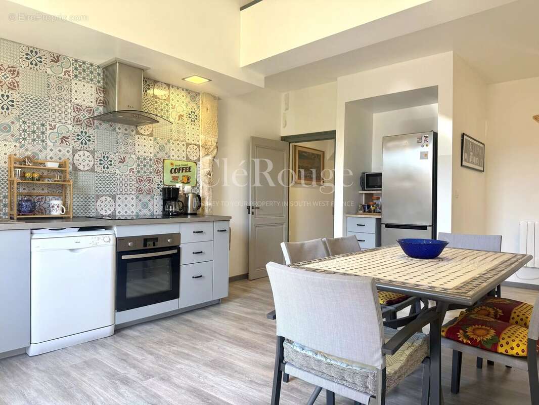 Eymet – Immeuble de rapport au cœur de la bastide avec maison, studio et local commercial - photo 3
