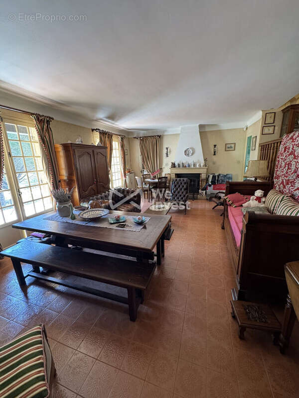Maison à OPOUL-PERILLOS