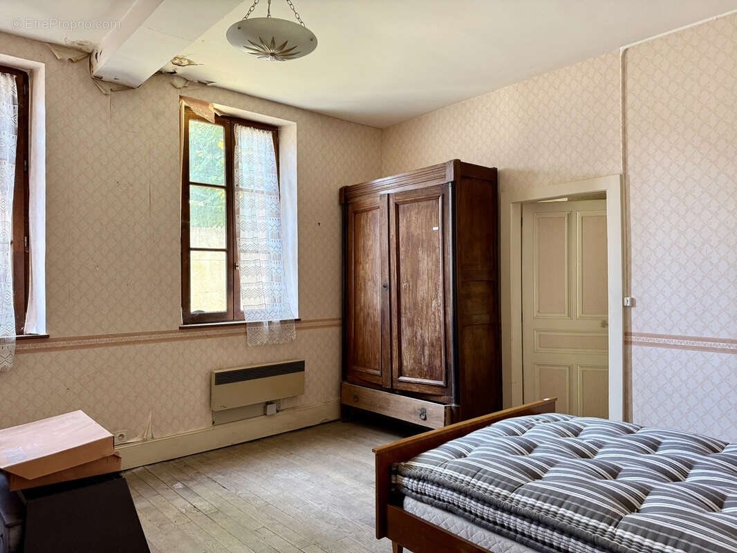 Crésantignes - Corps de ferme avec maison d'habitation 125m2 et dépendances - photo 5