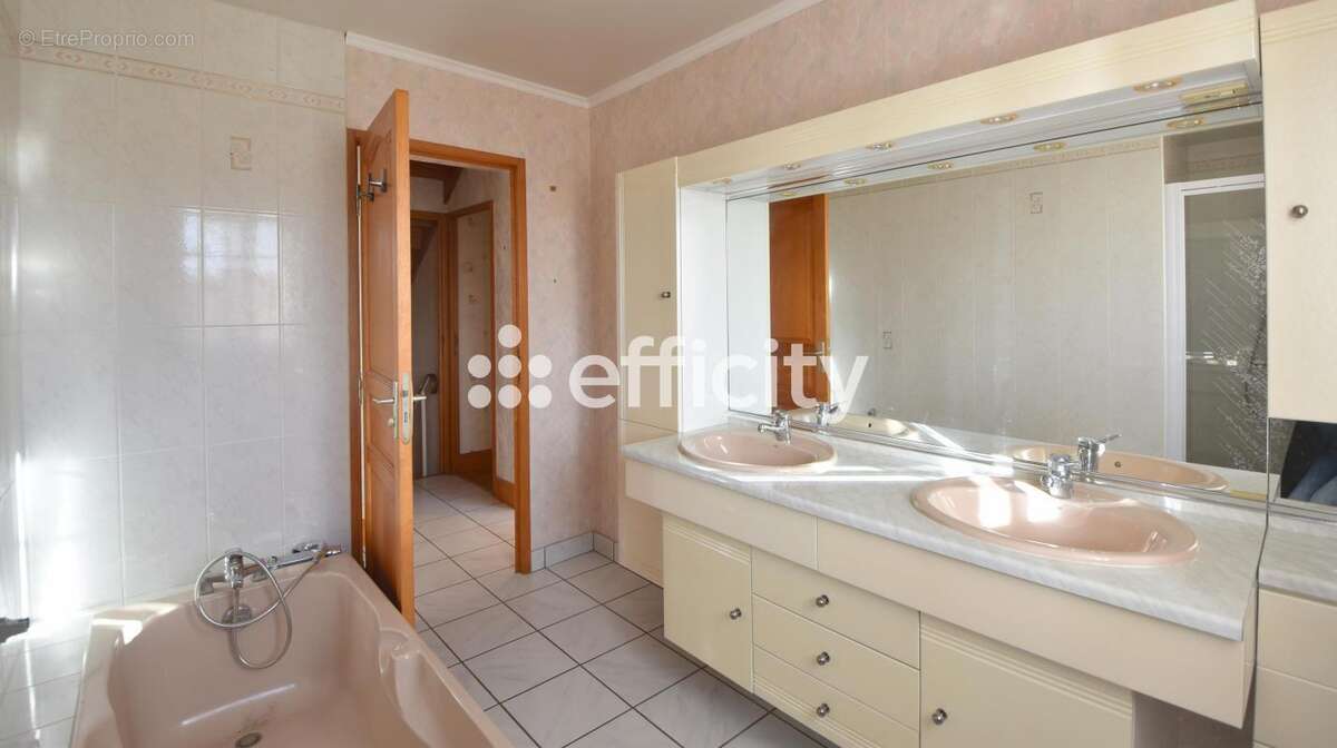 Maison à LOGONNA-DAOULAS