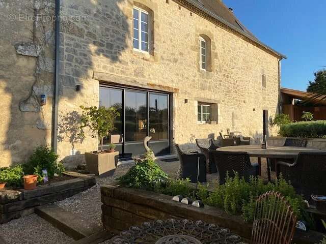 Elégant manoir avec dépendances, appartement d'amis et projet de rénovation - photo 9