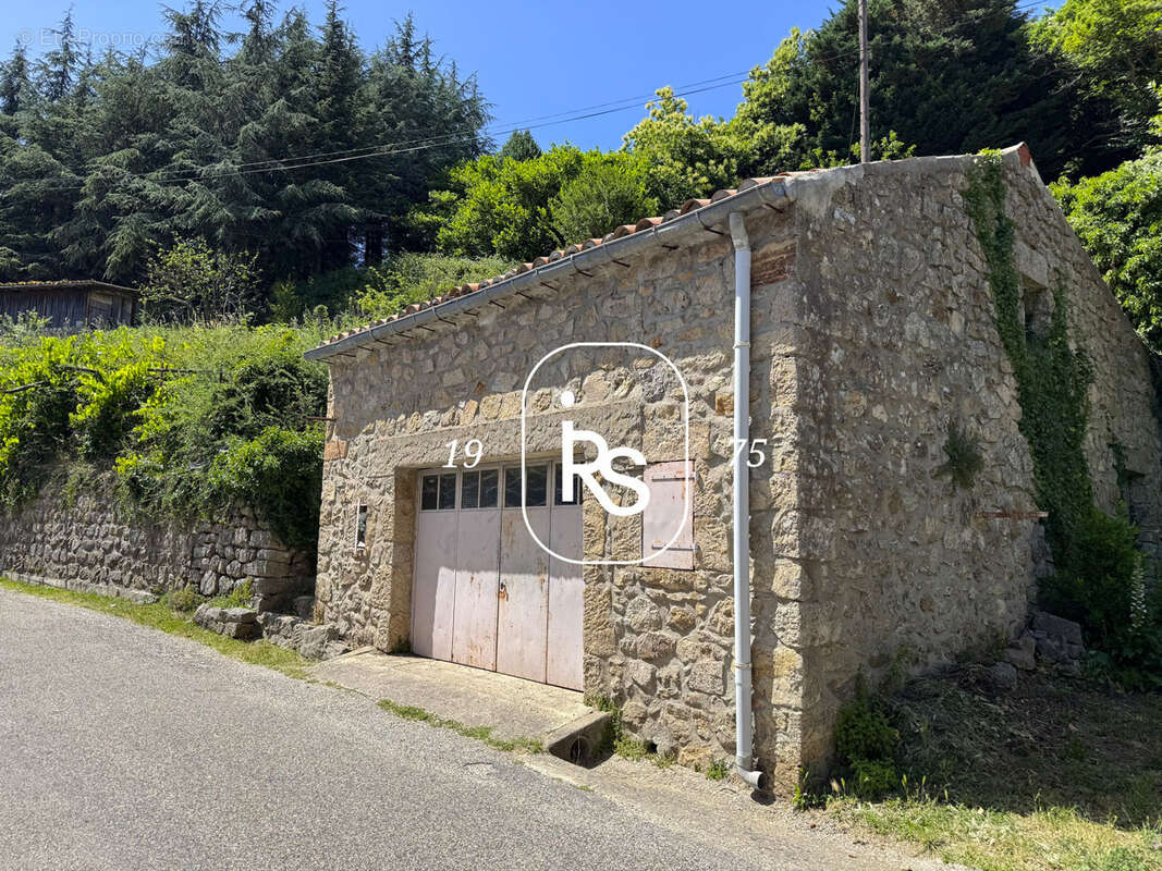 Maison de village à rénover avec terrain, garage et atelier - photo 3