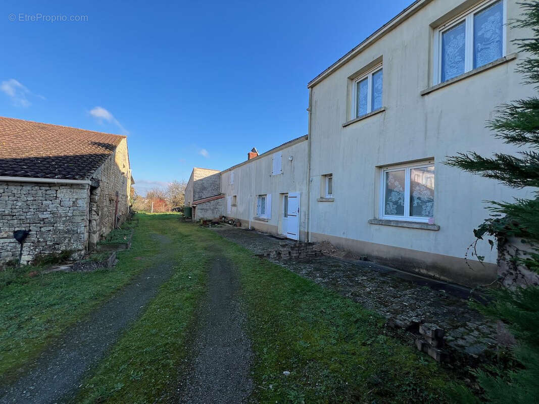 Maison à SAINTE-GEMME-LA-PLAINE