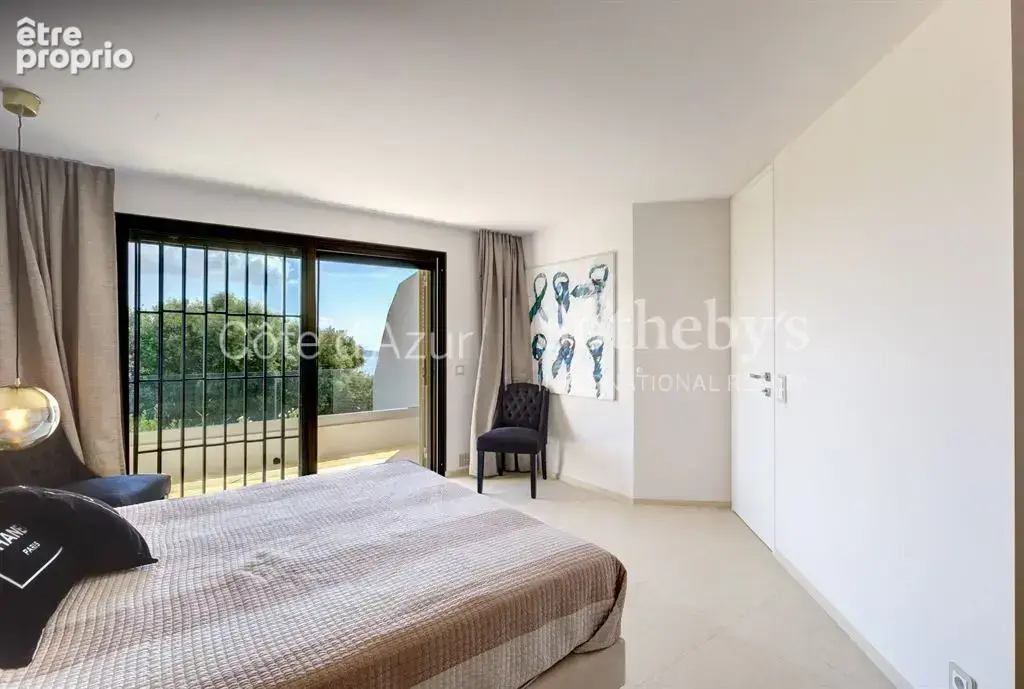 Super Cannes Vallauris, villa de 260 m² avec cinq chambres, piscine et vue mer - photo 14