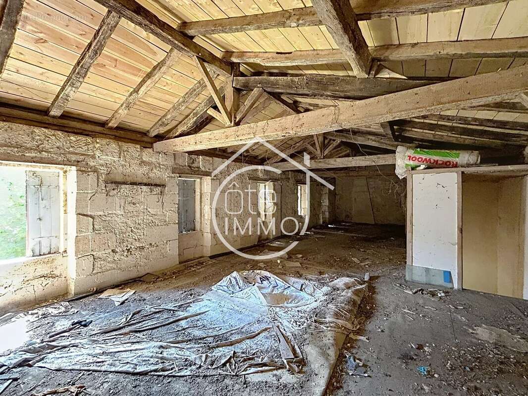 Saint-Philippe-d'Aiguille : Maison de charme à rénover - photo 16