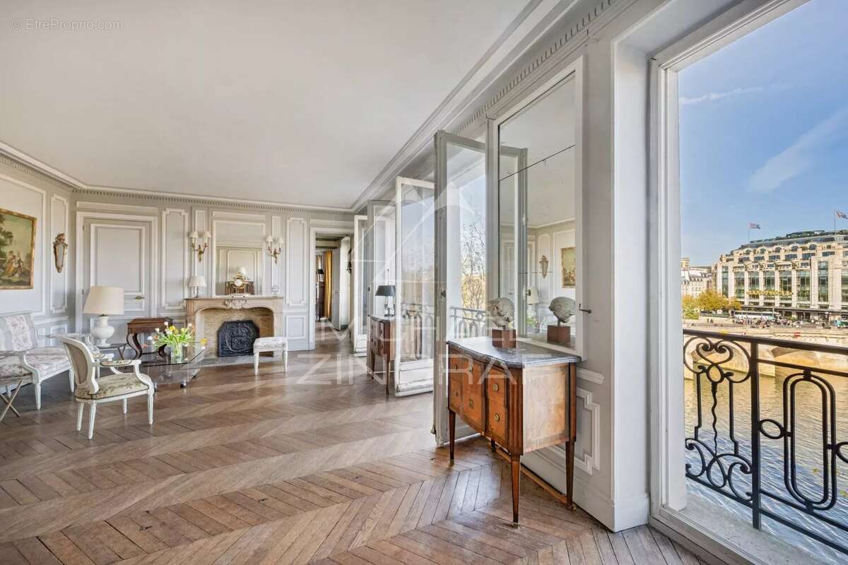Appartement à PARIS-1E