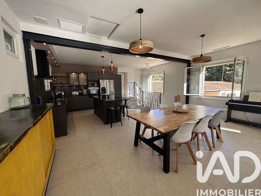Maison 233 m² à Miramas  - photo 8