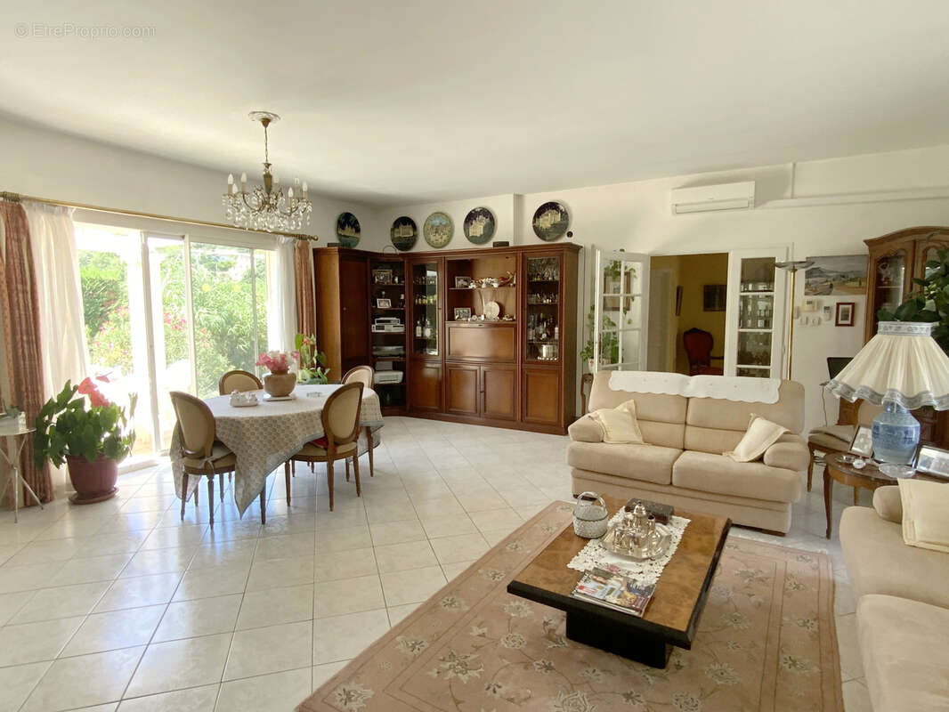 Villa de plain pied sur un terrain de 2300 m2 avec piscine. - photo 7