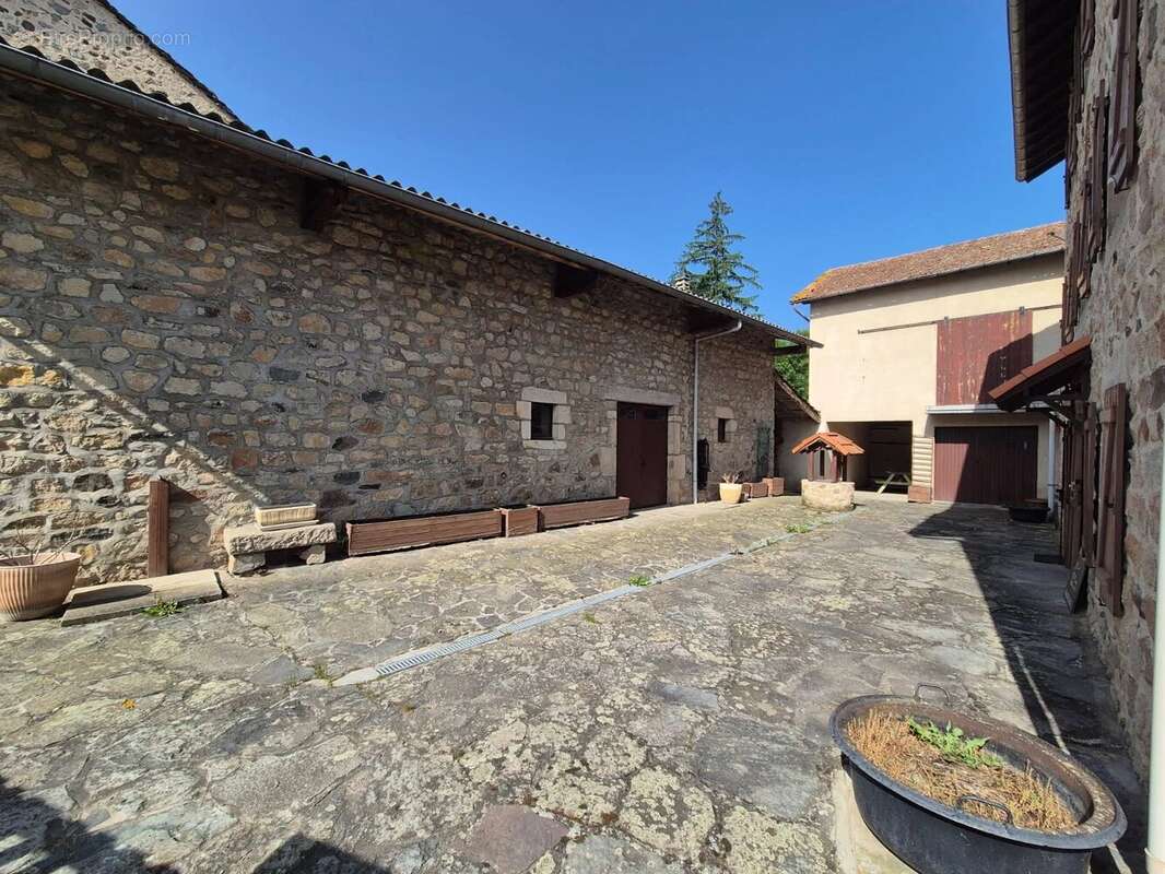 Maison en pierre sur trois niveaux avec dépendances et terrain - photo 4