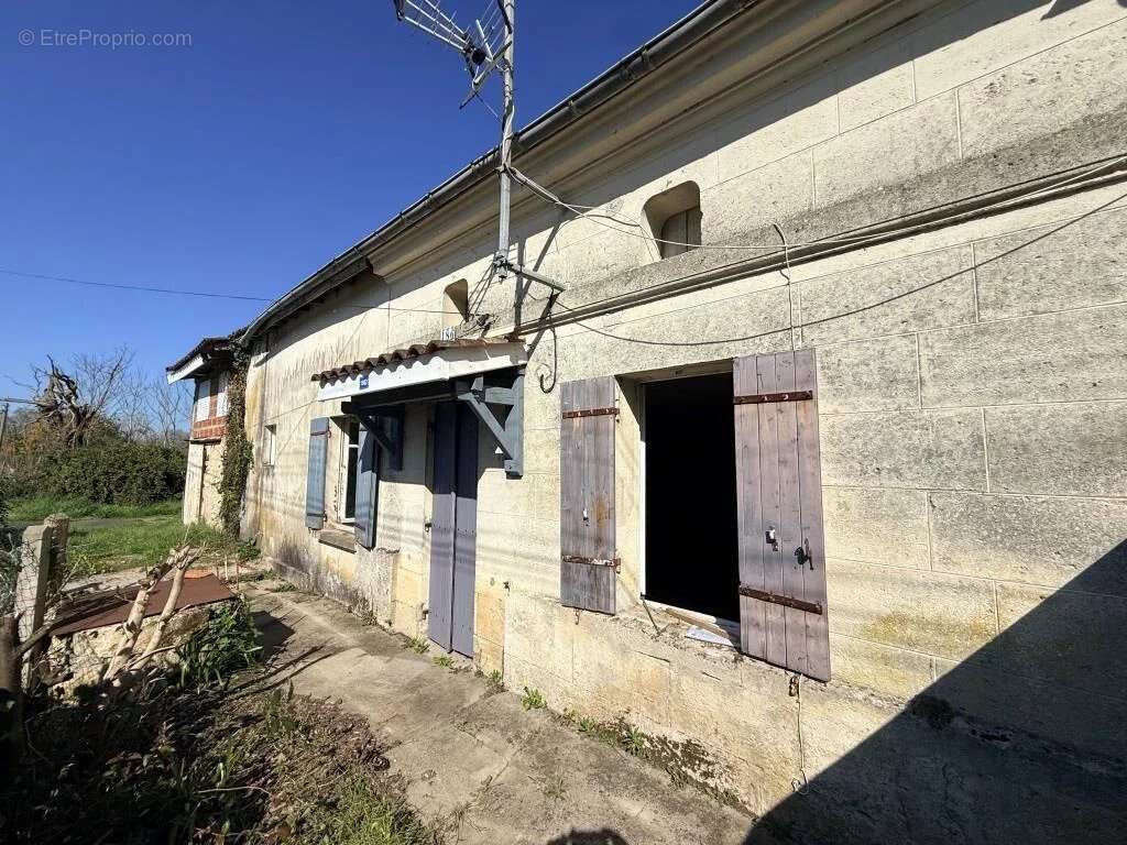 Maison à SAINT-YZAN-DE-SOUDIAC