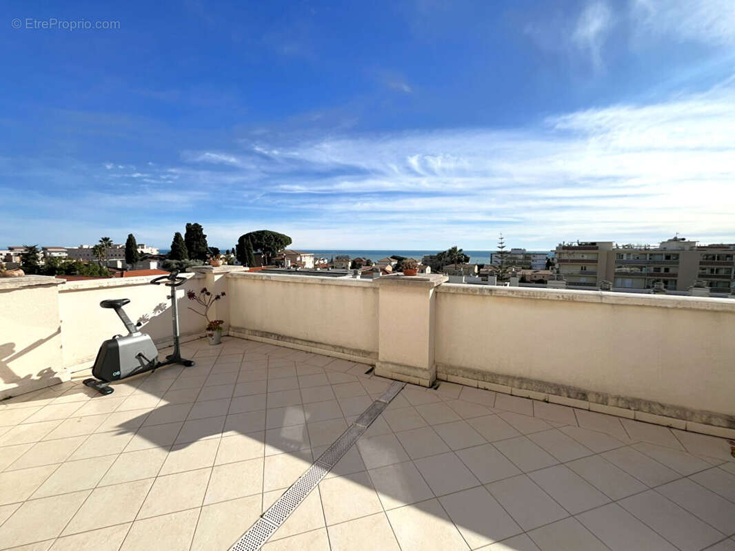 Appartement à SAINT-LAURENT-DU-VAR