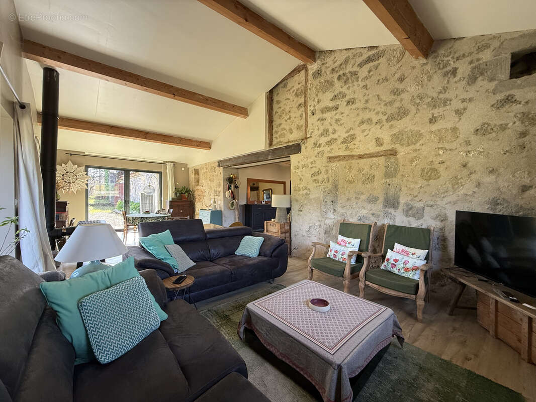 Secteur condom—maison de hameau avec dependances sur 1658m2 - photo 4