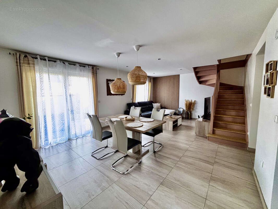 Maison à COUTEVROULT