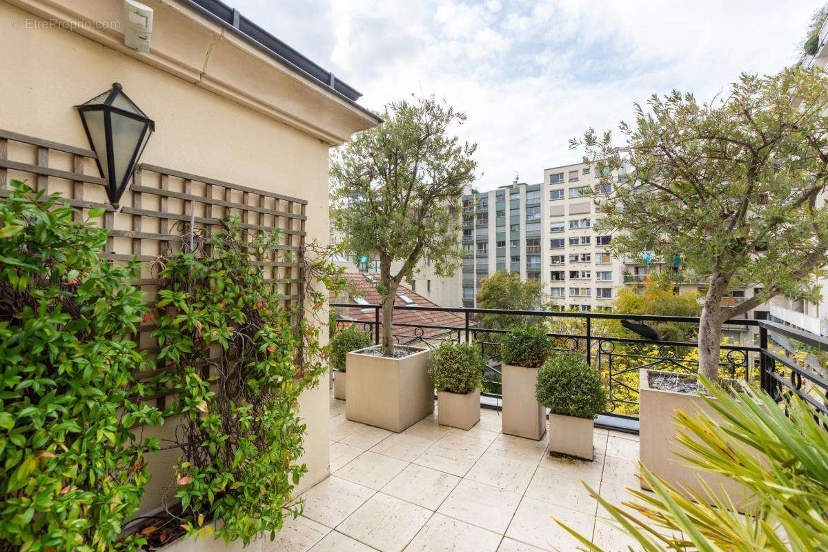 Appartement à PARIS-16E