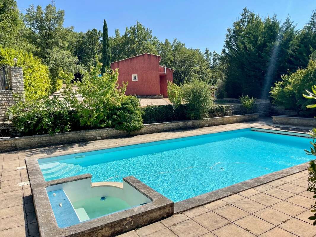À vendre – Maison avec piscine et grand terrain arboré à Saignon (84400) - photo 24