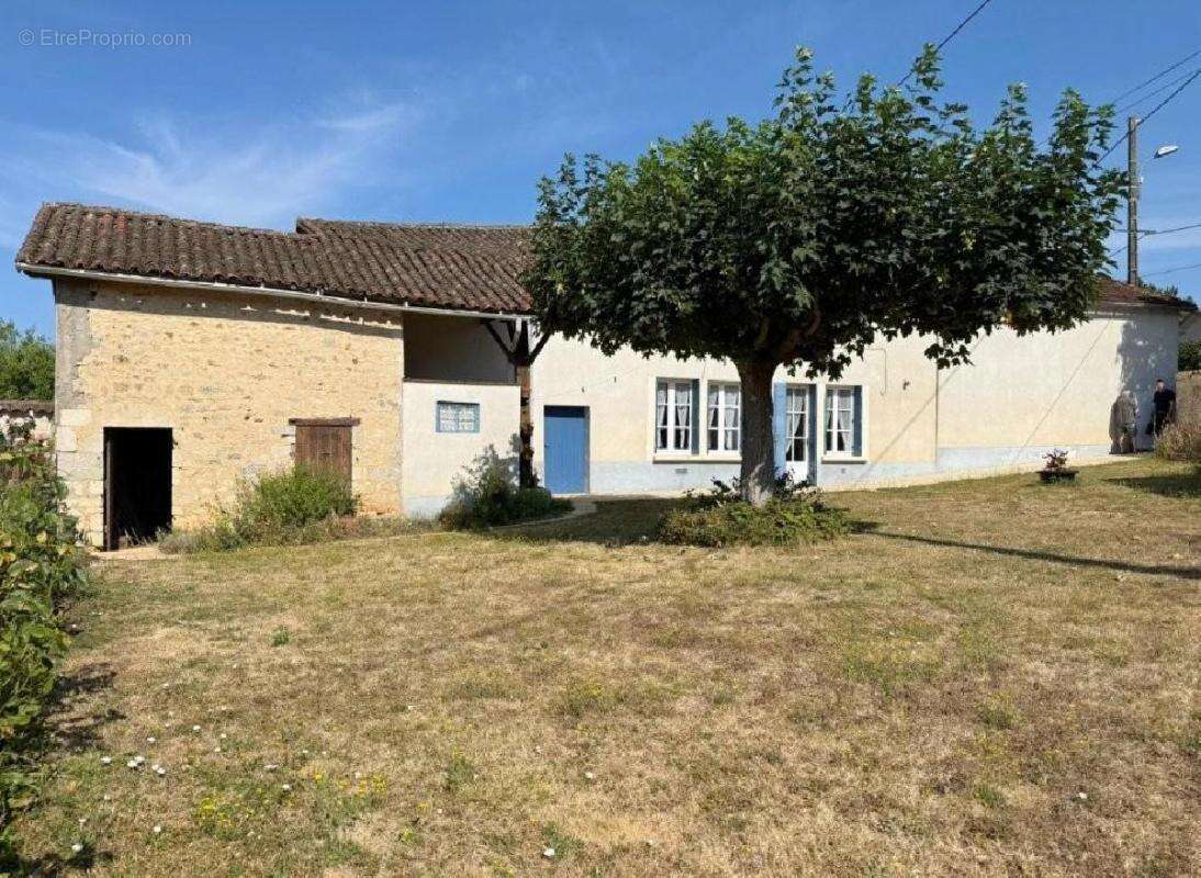 Maison 92 m² à Ruffec  - photo 4