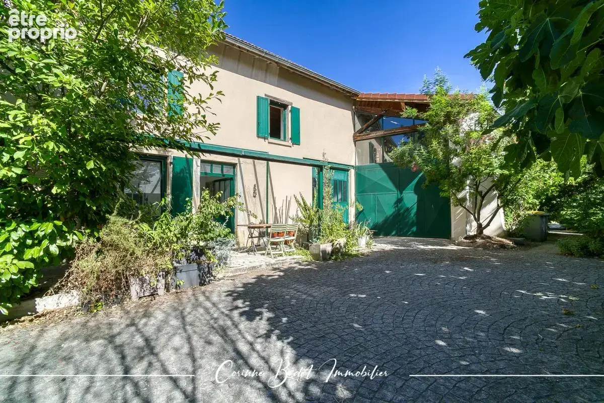 Maison 347 m² à Saint-Pierre-De-Chandieu  - photo 1