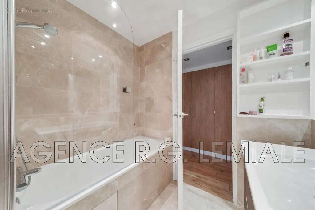 Appartement à PARIS-8E