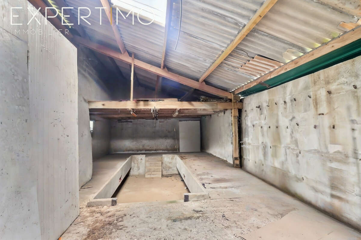 Hangar de 400 m2, dépendances et longère à rénover sur 1 573 m2   Fort potentiel à L’Archantel - photo 4